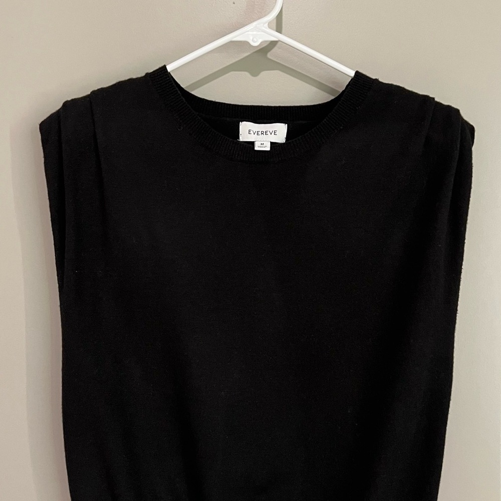 Evereve Black Sleeveless light sweater Top